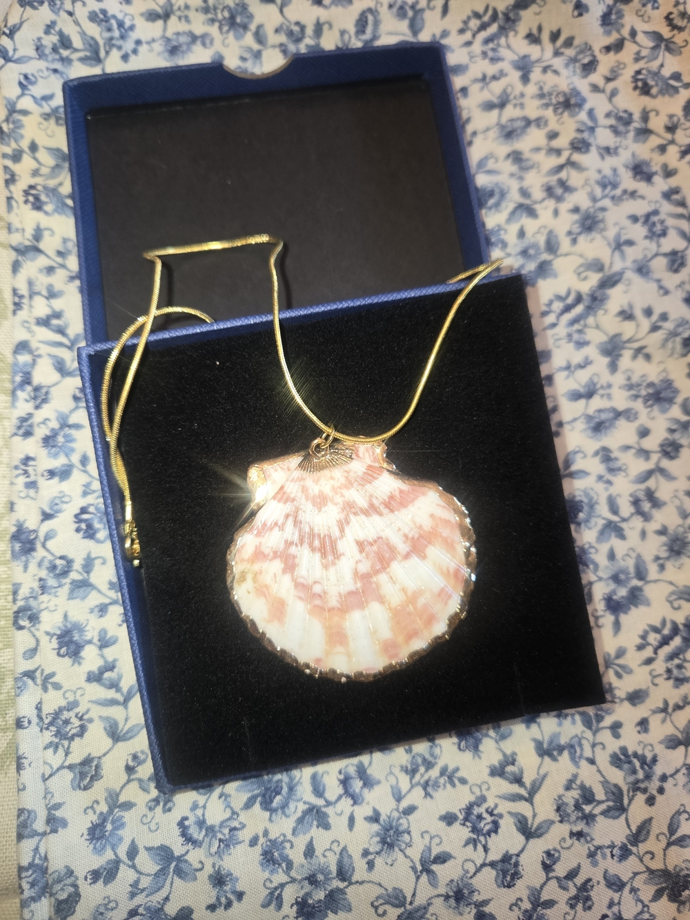 Gold-Chain Scallop Shell Pendant Necklace in Pink and White